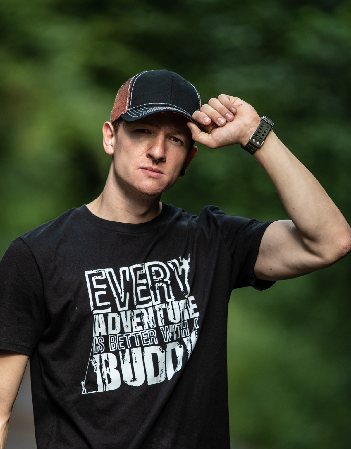 T-Shirt "EVERY ADVENTURE IS BETTER WITH A BUDDY" schwarz